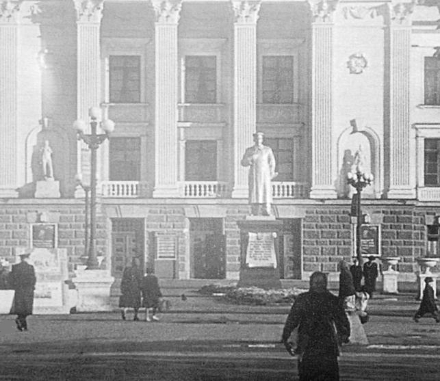памятник Сталину И.В. у здания Дворца культуры 