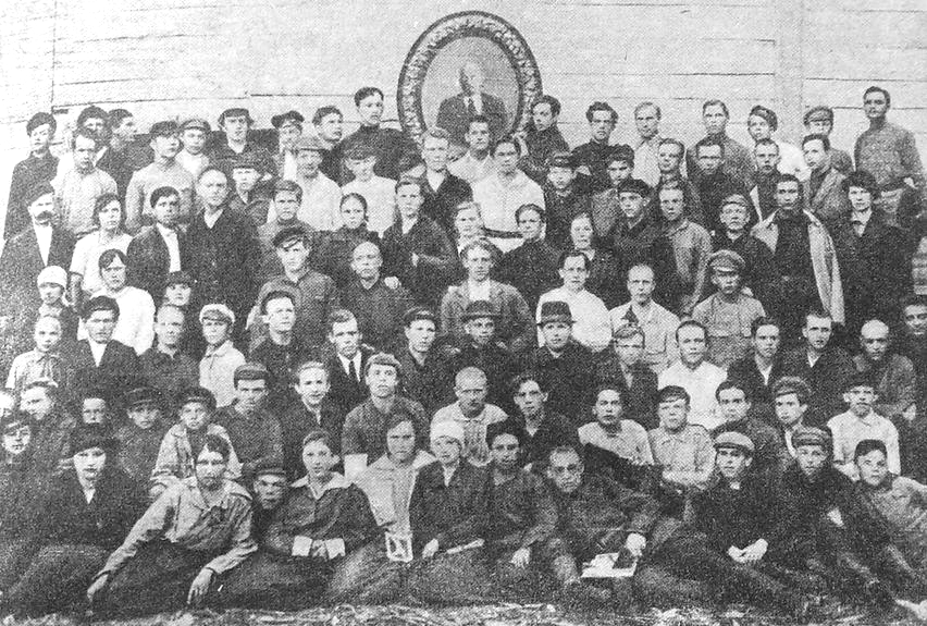 Участники траурного митинга в день похорон Ленина В.И., Глазов, 1924 г.